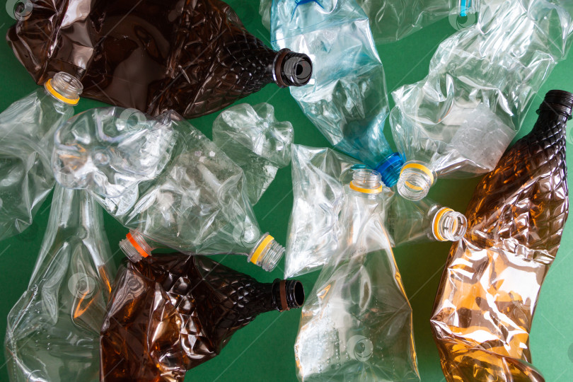 Скачать Пустые выжатые пластиковые бутылки готовы к вторичной переработке фотосток Ozero