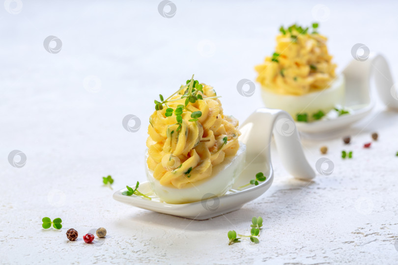 Скачать Яйца в сливочном соусе с микрозеленой рукколой. фотосток Ozero