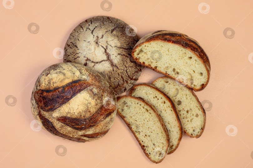 Скачать Пшеничный хлеб ручной работы и финский ржаной хлеб. фотосток Ozero