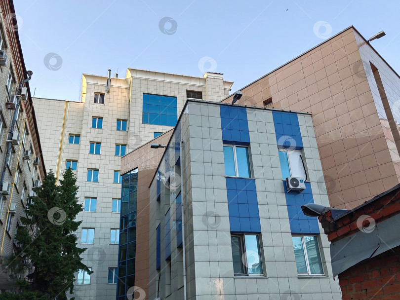 Скачать Графика города: ритмы фасада ТЦ в лучах заката фотосток Ozero