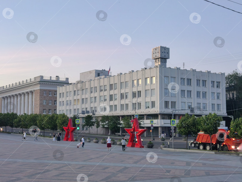 Скачать Вечерняя тишина Соборной площади: архитектура Белгорода в мягком свете заката фотосток Ozero
