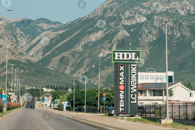 Скачать Бар, Черногория, 20 июня 2026 года, вывеска в направлении рынка HDL на фоне городской улицы фотосток Ozero