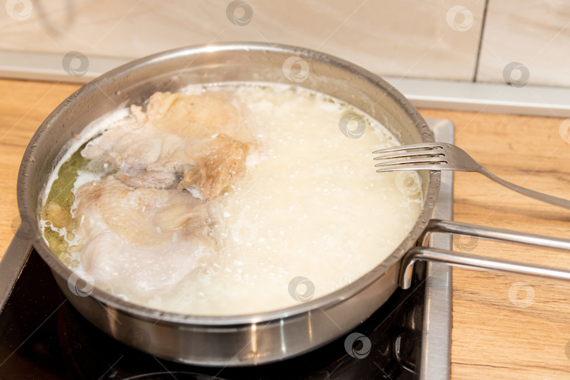 Скачать Ужин рис и куриное мясо, приготовленные на металлической сковороде из нержавеющей стали домашняя кухня фотосток Ozero
