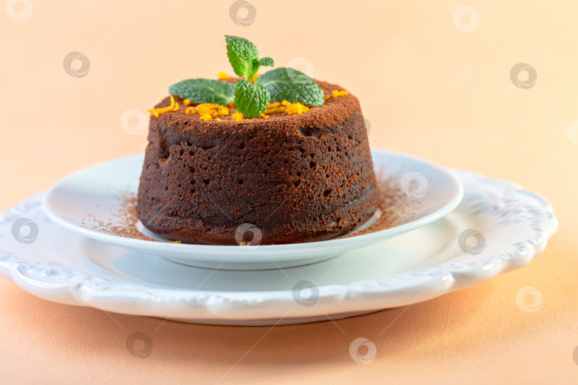 Скачать Теплый шоколадный десерт с апельсиновой цедрой и мятой. фотосток Ozero