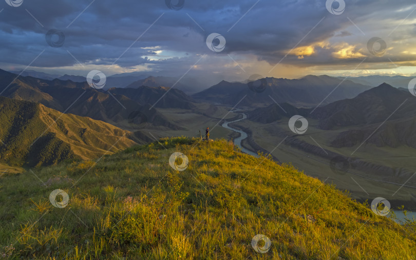 Скачать Одинокий фотограф на вершине горы. Долина реки Катунь, Алтай, Россия. фотосток Ozero