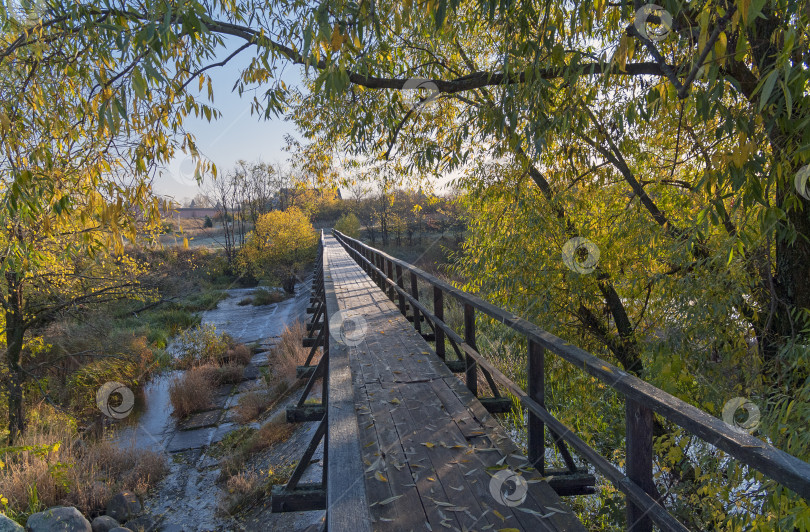 Скачать Пешеходный мост в Суздале, Россия. фотосток Ozero