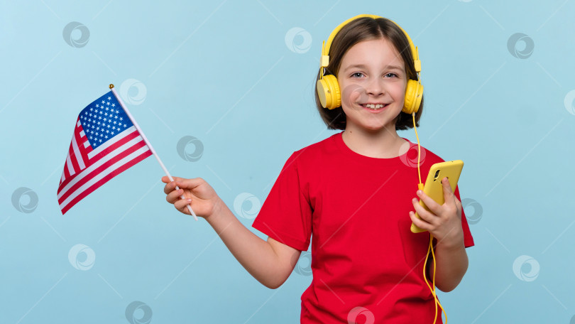 Скачать Ребенок держит флаг США и смартфон фотосток Ozero
