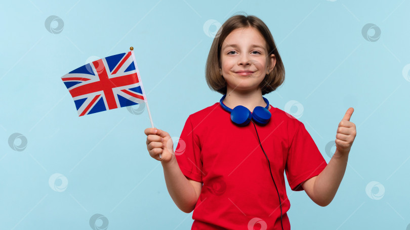 Скачать Девочка-ребенок держит флаг Великобритании фотосток Ozero