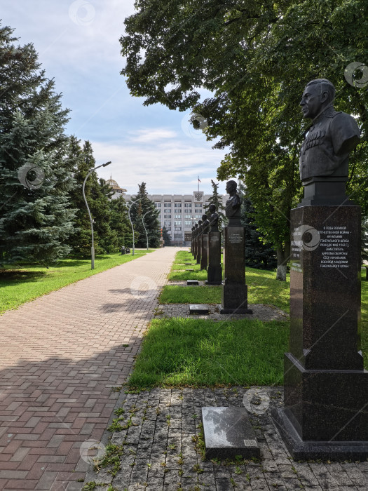 Скачать Аллея Маршалов: память, отлитая в бронзе фотосток Ozero