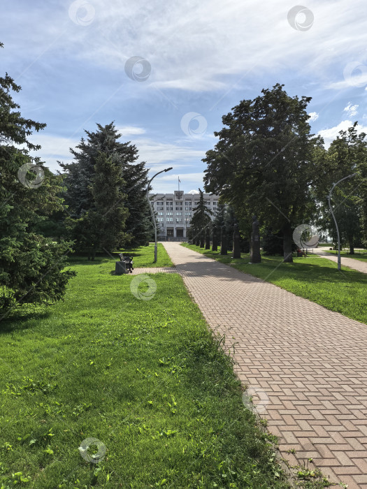 Скачать Зелёный коридор к монументальному фасаду фотосток Ozero
