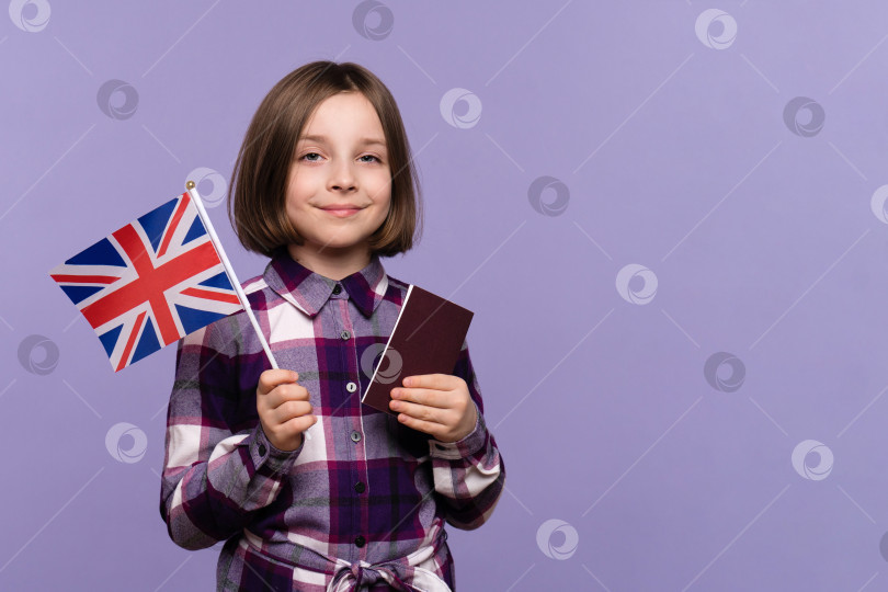 Скачать Школьница с паспортом и флагом Великобритании в руках фотосток Ozero