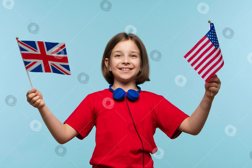 Скачать Ребенок держит флаг Великобритании и флаг Америки фотосток Ozero