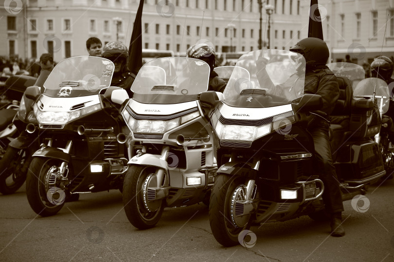 Скачать Колонна байкеров на туристическом мотоцикле Honda Gold Wing в городе фотосток Ozero