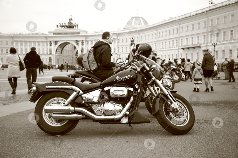 Скачать Моторизовать на крейсере Suzuki Desperado на деревянной платформе Санктпетербурга фотосток Ozero