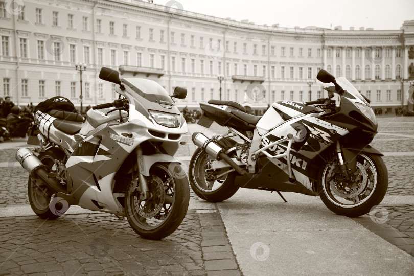 Скачать Спортивные мотоциклы Kawasaki и Suzuki на деревянной платформе Санктпетербурга фотосток Ozero