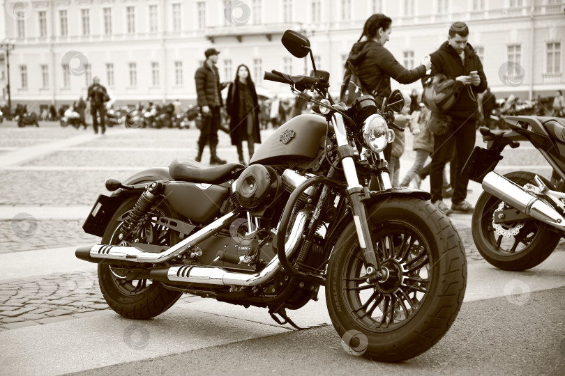 Скачать Автомобильный мотоцикл Harley-Davidson на городской дороге среди людей фотосток Ozero