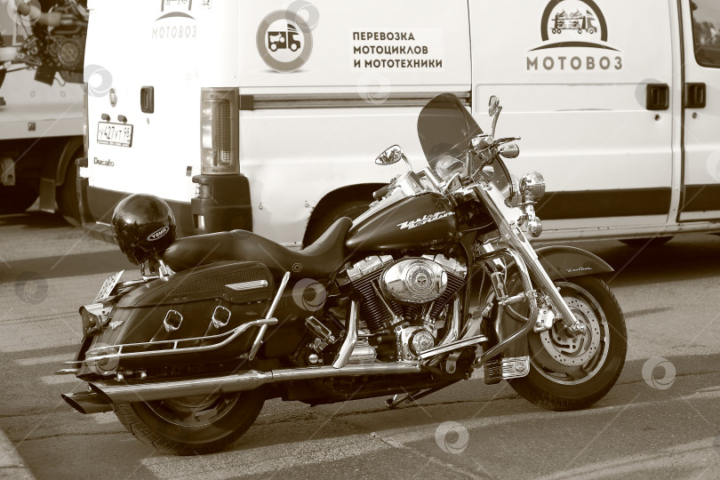 Скачать Универсальный мотоцикл Harley-Davidson, предназначенный для езды на мотоцикле в городе фотосток Ozero