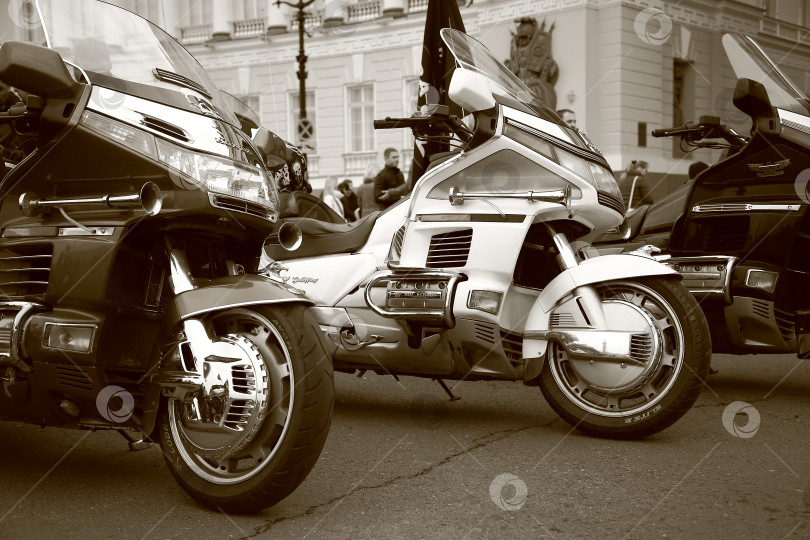 Скачать Туристические мотоциклы Honda Gold Wing, предназначенные для городской улицы во время мото-гонки фотосток Ozero