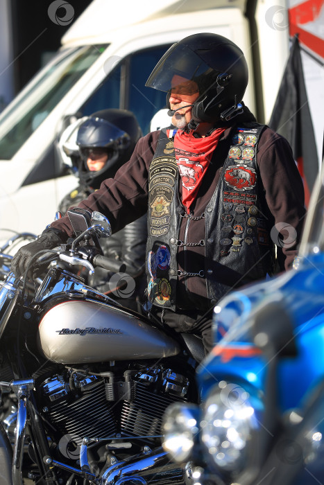 Скачать Байкер вел себя как мужчина и женщина, живущий на мотоцикле Harley-Davidson во время мотопробега фотосток Ozero