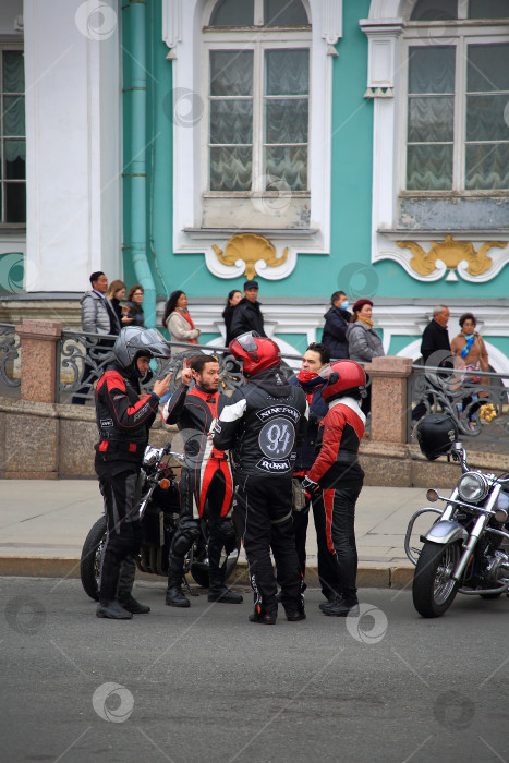 Скачать Группа байкеров в мотоэкипировке перед Зимним дворцом Санкт-Петербурга фотосток Ozero