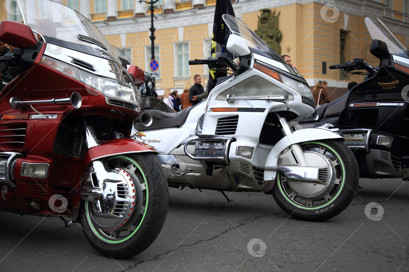 Скачать Туристические мотоциклы Honda Gold Wing на городском мотоцикле фотосток Ozero