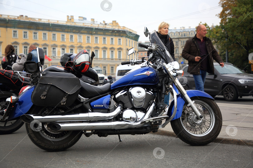 Скачать Синный гоночный мотоцикл Kawasaki, предназначенный для городской улицы. Санкт-Петербург фотосток Ozero