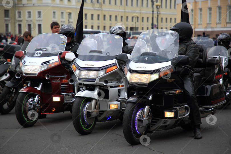 Скачать Колонна туристических мотоциклов Honda Gold Wing на деревянной платформе Санктпетербурга фотосток Ozero