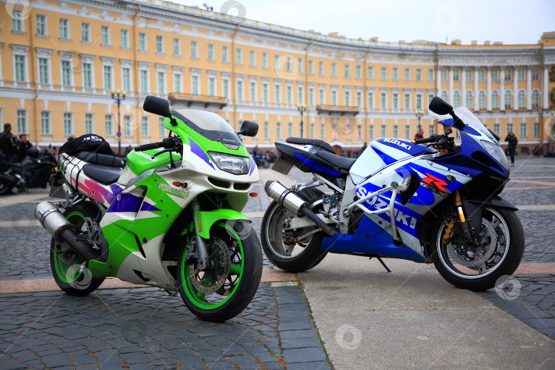 Скачать Спортивные мотоциклы Kawasaki и Suzuki на деревянной платформе Санктпетербурга фотосток Ozero