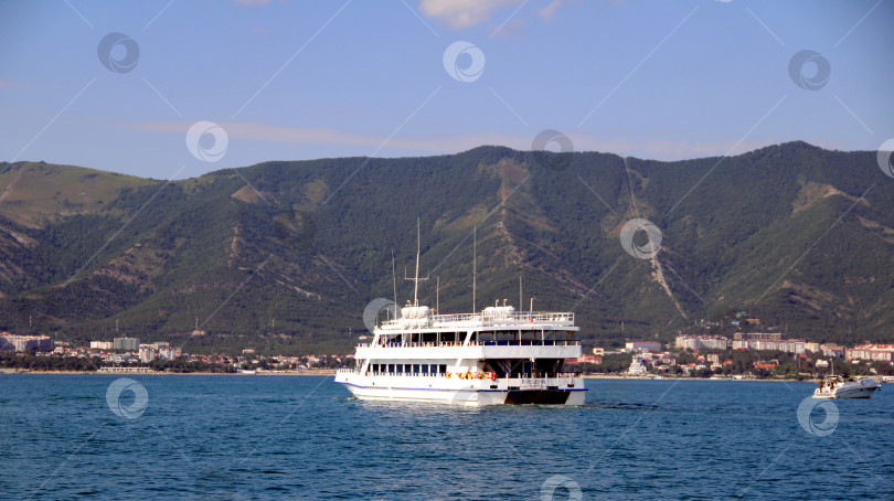Скачать Белый теплоход в Черном море на фоне гор. фотосток Ozero