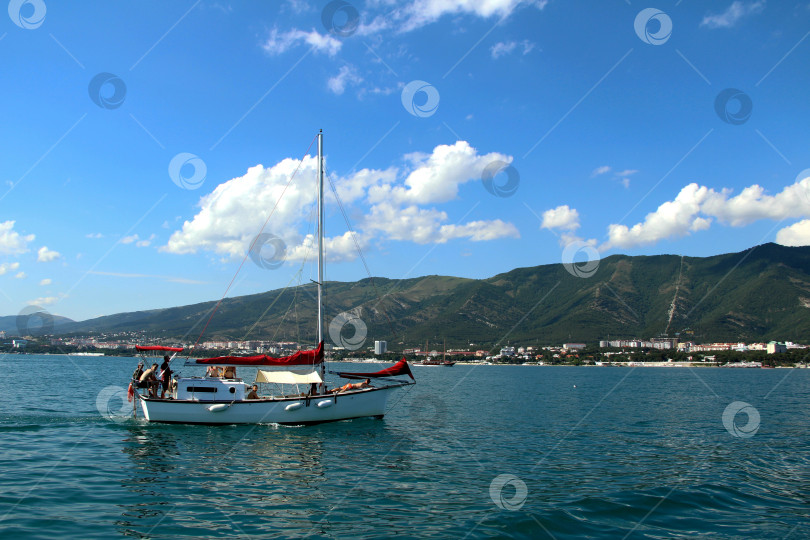 Скачать Парусная лодка в море на фоне гор. фотосток Ozero