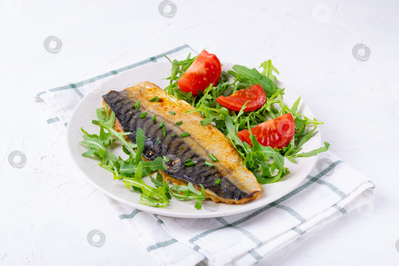 Скачать Запеченная скумбрия подается с рукколой и помидорами фотосток Ozero