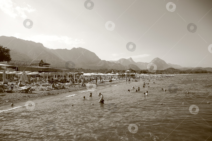 Скачать Морской курортный пляж на фоне горной гряды фотосток Ozero