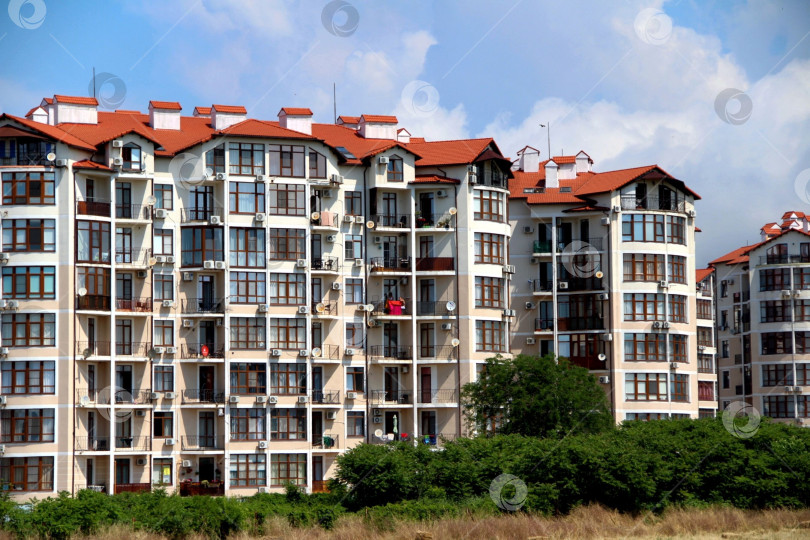 Скачать Жилые здания с красной крышей. фотосток Ozero