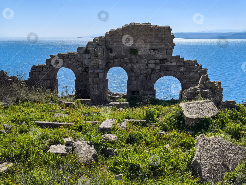 Скачать Древние руины Ассоса и храма Афины в Турции фотосток Ozero