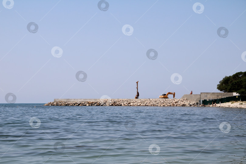 Скачать Строительная техника на берегу Черного моря. Июнь 2026г фотосток Ozero