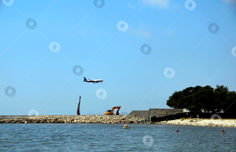 Скачать Самолет над водой у берега Черного моря. фотосток Ozero