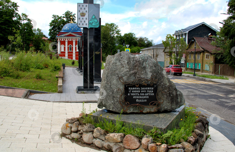 Скачать Памятный камень в городе фотосток Ozero