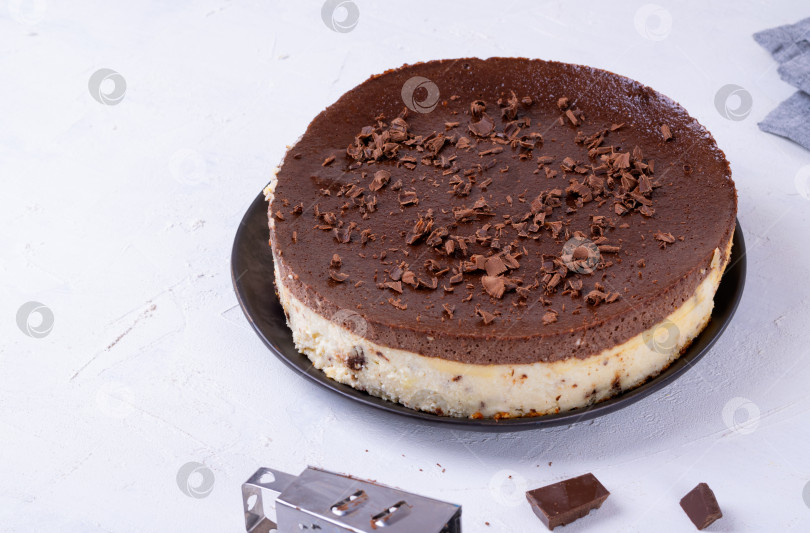 Скачать Двухслойный чизкейк с творогом и шоколадом фотосток Ozero
