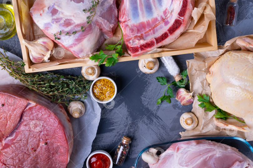 Скачать Мясное ассорти, соусы и специи. Баранина, курица, свинина и телятина фотосток Ozero