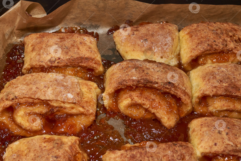 Скачать Домашняя выпечка с яблочным маслом. Домашние булочки с яблочным маслом. фотосток Ozero
