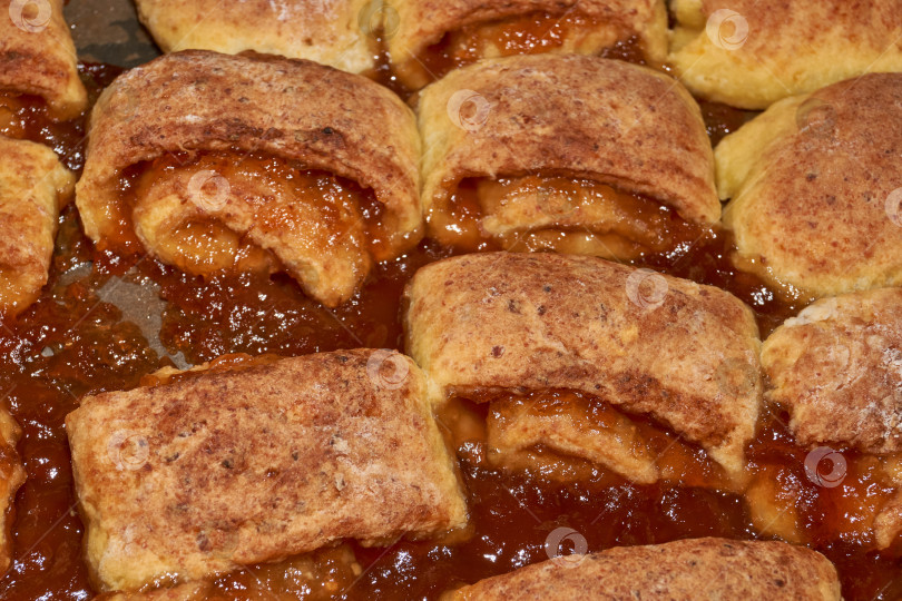 Скачать Домашняя выпечка с яблочным маслом. Домашние булочки с яблочным маслом. фотосток Ozero