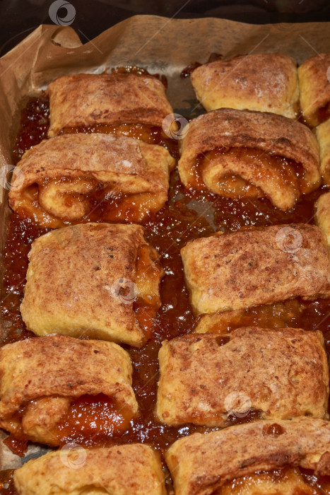 Скачать Домашняя выпечка с яблочным маслом. Домашние булочки с яблочным маслом. фотосток Ozero