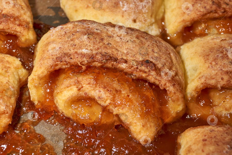Скачать Домашняя выпечка с яблочным маслом. Домашние булочки с яблочным маслом. фотосток Ozero