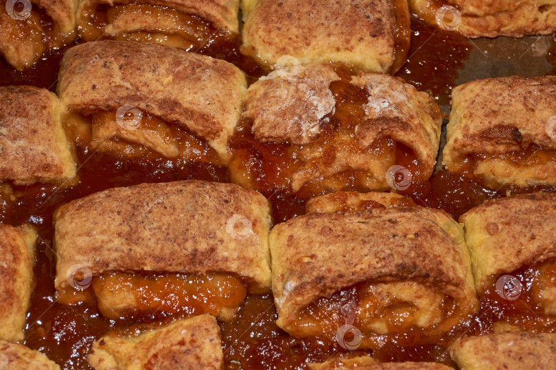 Скачать Домашняя выпечка с яблочным маслом. Домашние булочки с яблочным маслом. фотосток Ozero