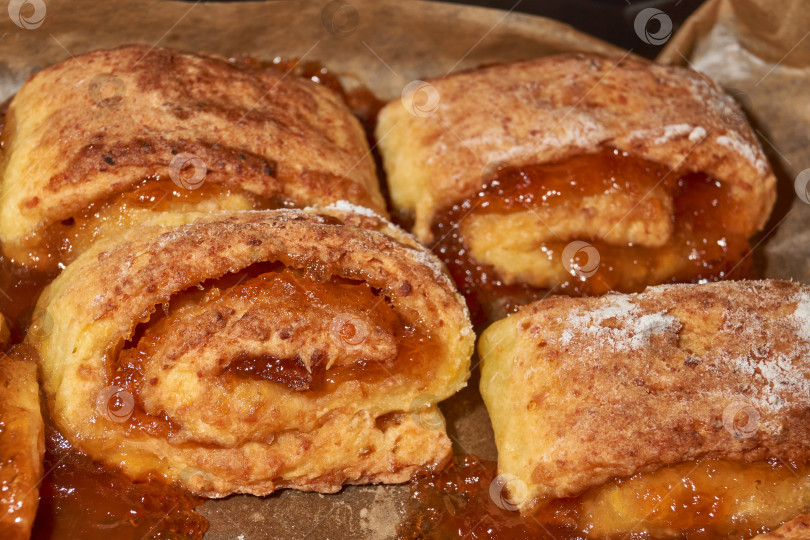 Скачать Домашняя выпечка с яблочным маслом. Домашние булочки с яблочным маслом. фотосток Ozero
