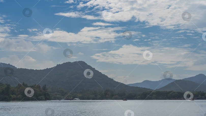 Скачать Лодки плывут по красивому спокойному городскому озеру. фотосток Ozero