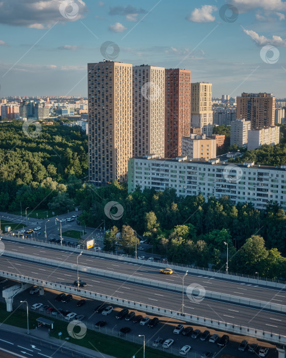 Скачать Городская застройка и автомобильная эстакада, 05.05.2026, Москва, Россия фотосток Ozero