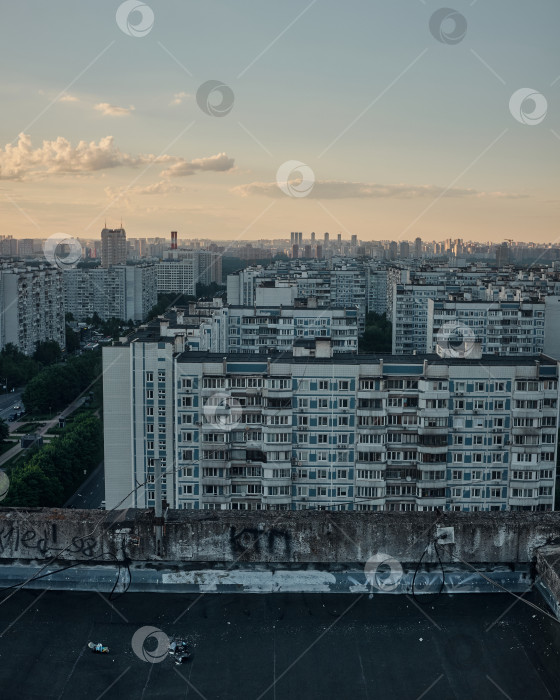Скачать Панельные дома спального района на закате, Москва, Крылатское фотосток Ozero