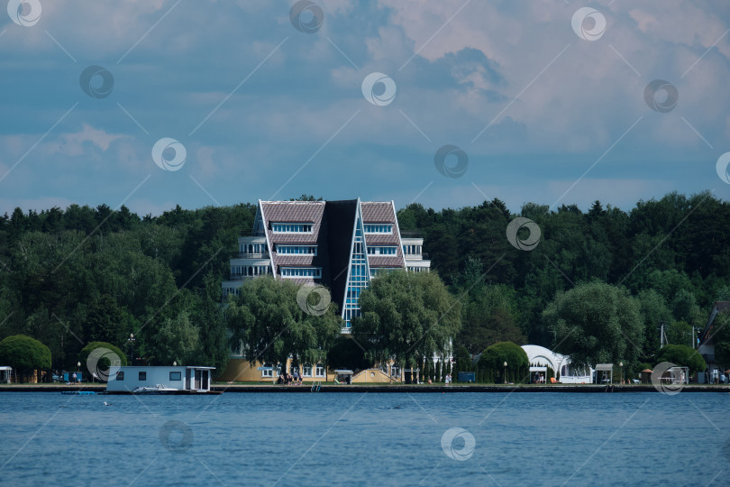 Скачать Гостиница и зона отдыха на берегу канала имени Москвы, 05.05.2026, Московская область, Россия фотосток Ozero