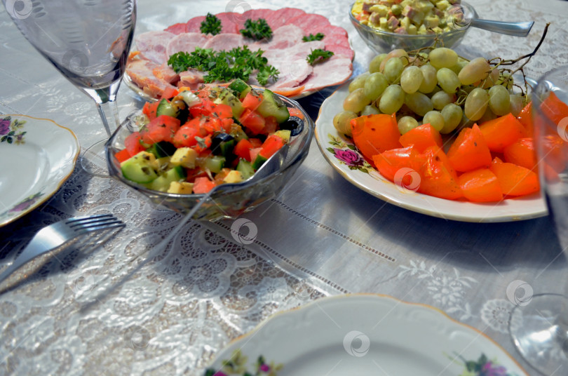 Скачать Различные закуски, салаты, фрукты на столе фотосток Ozero
